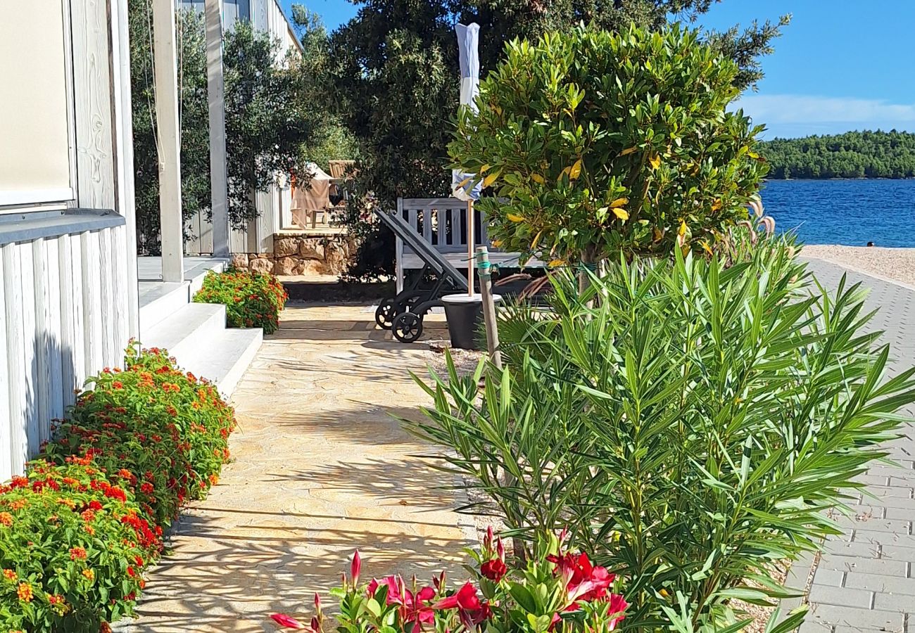 Bungalow/ verbunden mit der Villa in Drage - Buqez Eco Resort - Villa 26 - Erste Meereslinie