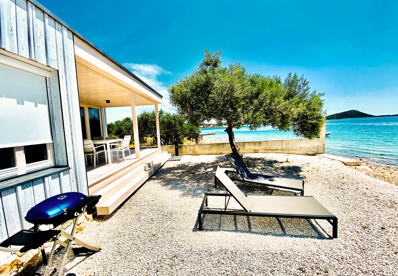 Das ist die wunderschöne Aussenansicht des ökonomischen Hauses direkt am Meer mit allem was das Herz begehrt.