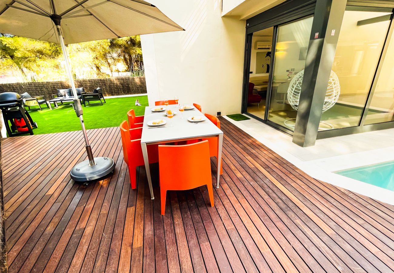 Das ist die große Terrasse, in der Mitte steht ein großer Esstisch, drumherum gibt es vieles andere, um zu Entspannen.