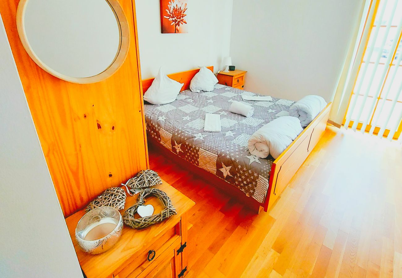 Das große Schlafzimmer in diesem Apartment ist ein echter Hingucker -das sieht doch echt einladend aus, oder?