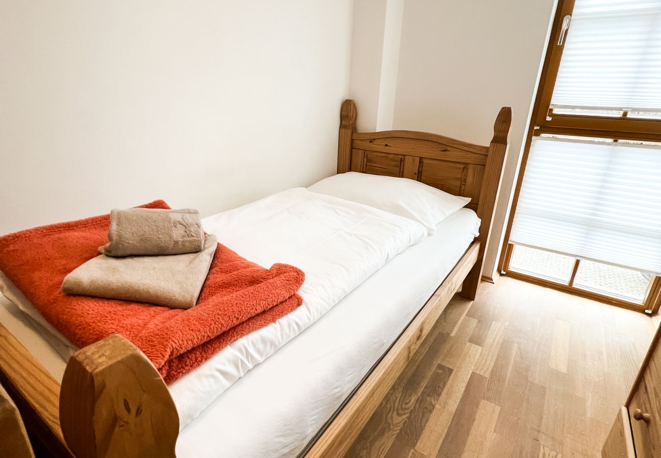 Das Schlafzimmer verfügt zwei Einzelbetten. Neben der schönen Gestaltung gibt es am Ende einen Blick auf die Berge.