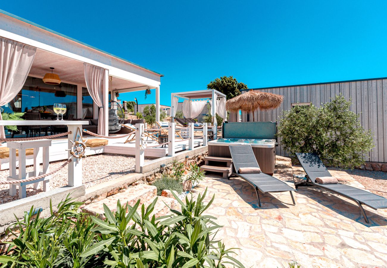 Terrassentraum, Wellness mit Whirlpool und Liegen 