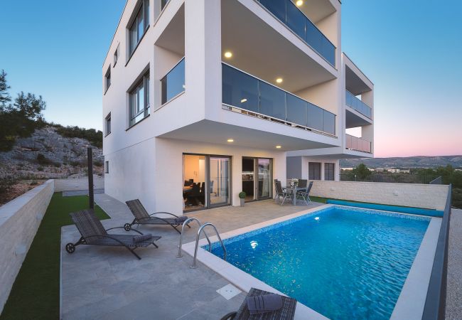 Villa in Šibenik - Villa Ocean Breeze - Meerblick - zwei Küchen