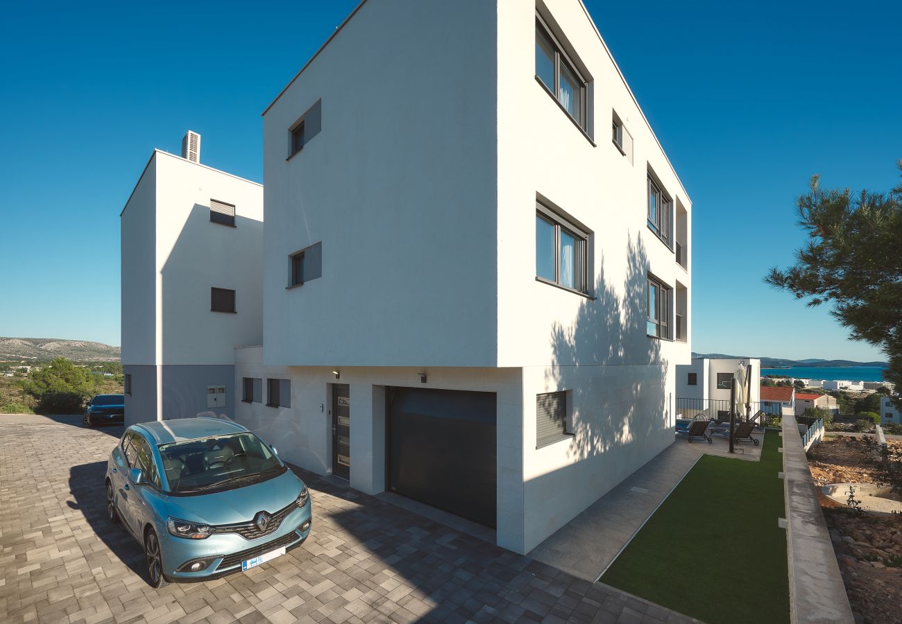 Villa in Šibenik - Villa Ocean Breeze - Meerblick - zwei Küchen