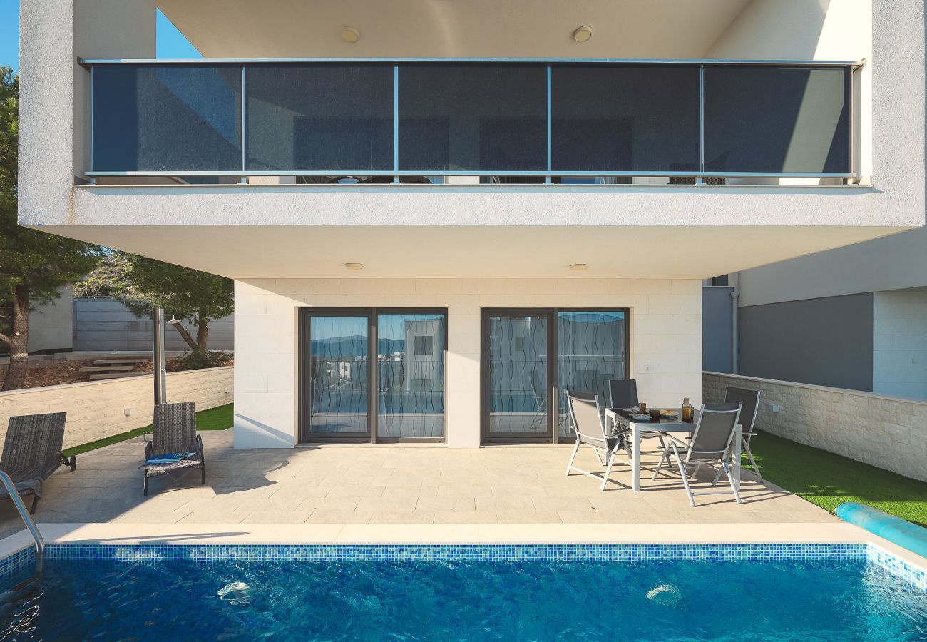 Villa in Šibenik - Villa Ocean Breeze - Meerblick - zwei Küchen